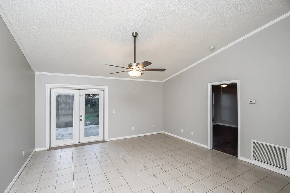 3 bed, 2.0 bath, 1204 sqft, $1,840 — Photo 4