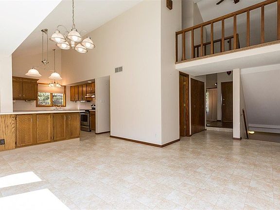 3rd image of 5762 Linden Ct