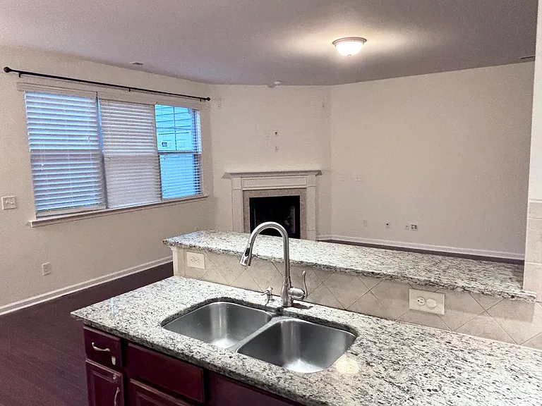 535 Whitworth Ln — Photo 4