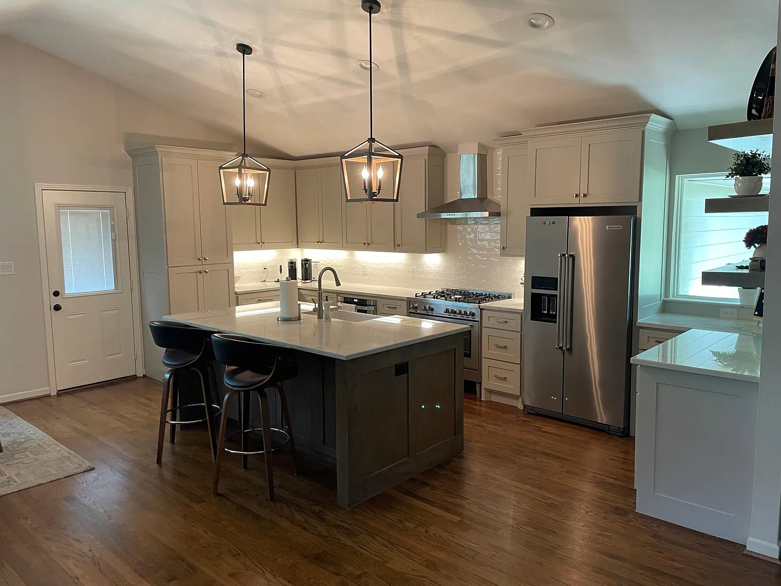 3 bed, 1878 sqft, $4,200 — Photo 2