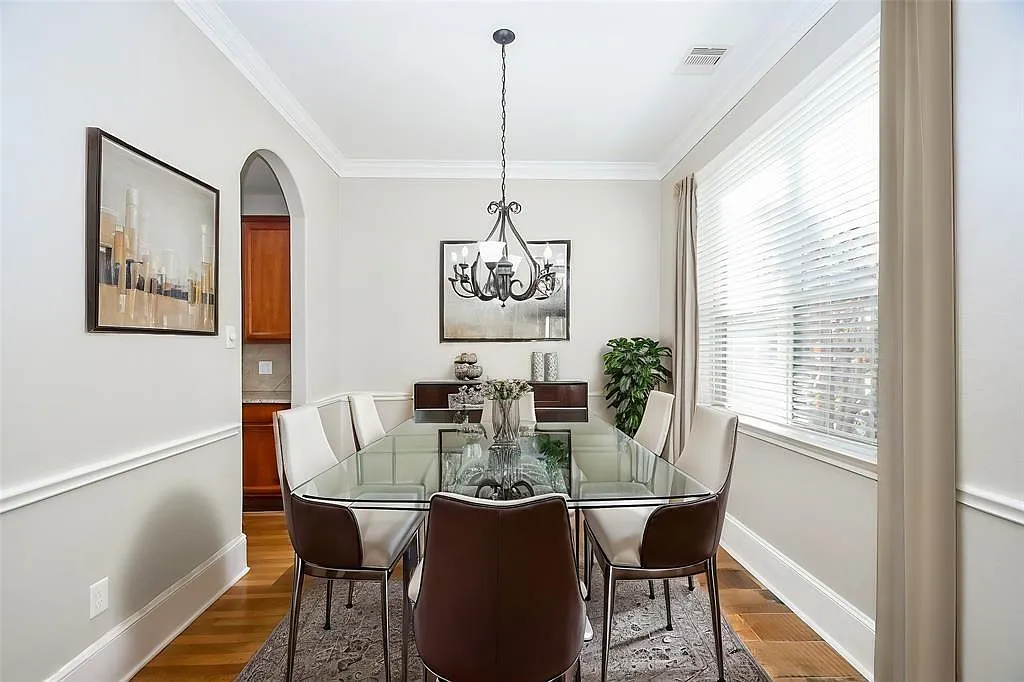 4 bed, 2.5 bath, 2346 sqft, $3,000 — Photo 4