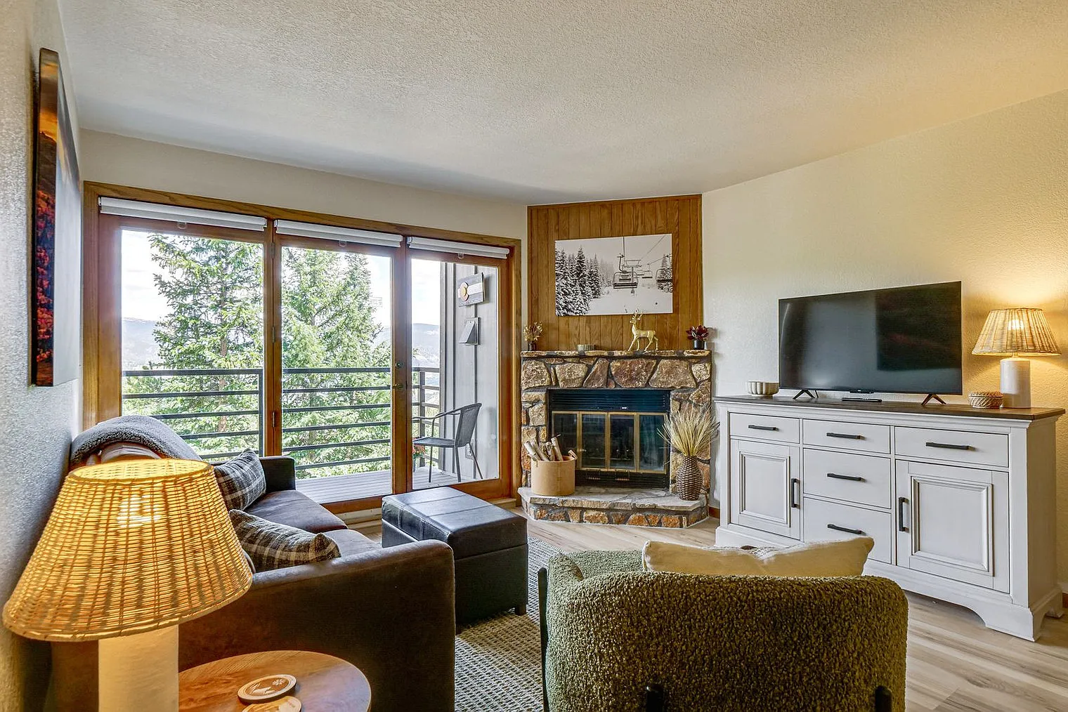 1 bed, 2.0 bath, 592 sqft, $2,967 — Photo 1