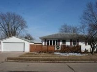 6905 Wilkes Ave, Davenport, IA 52806