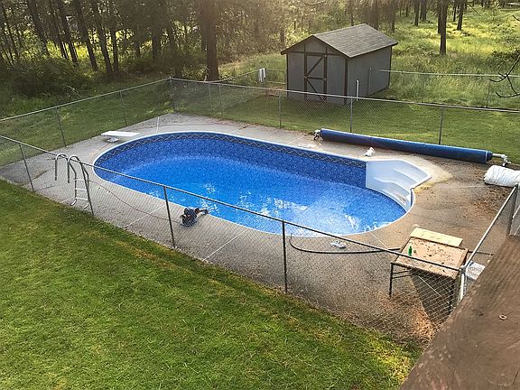 Pool!! 3 1/2 feet to 8 1/2 f