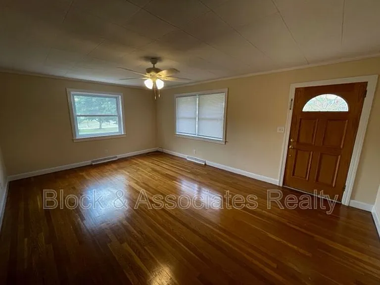 1542 N Tremont Dr — Photo 3