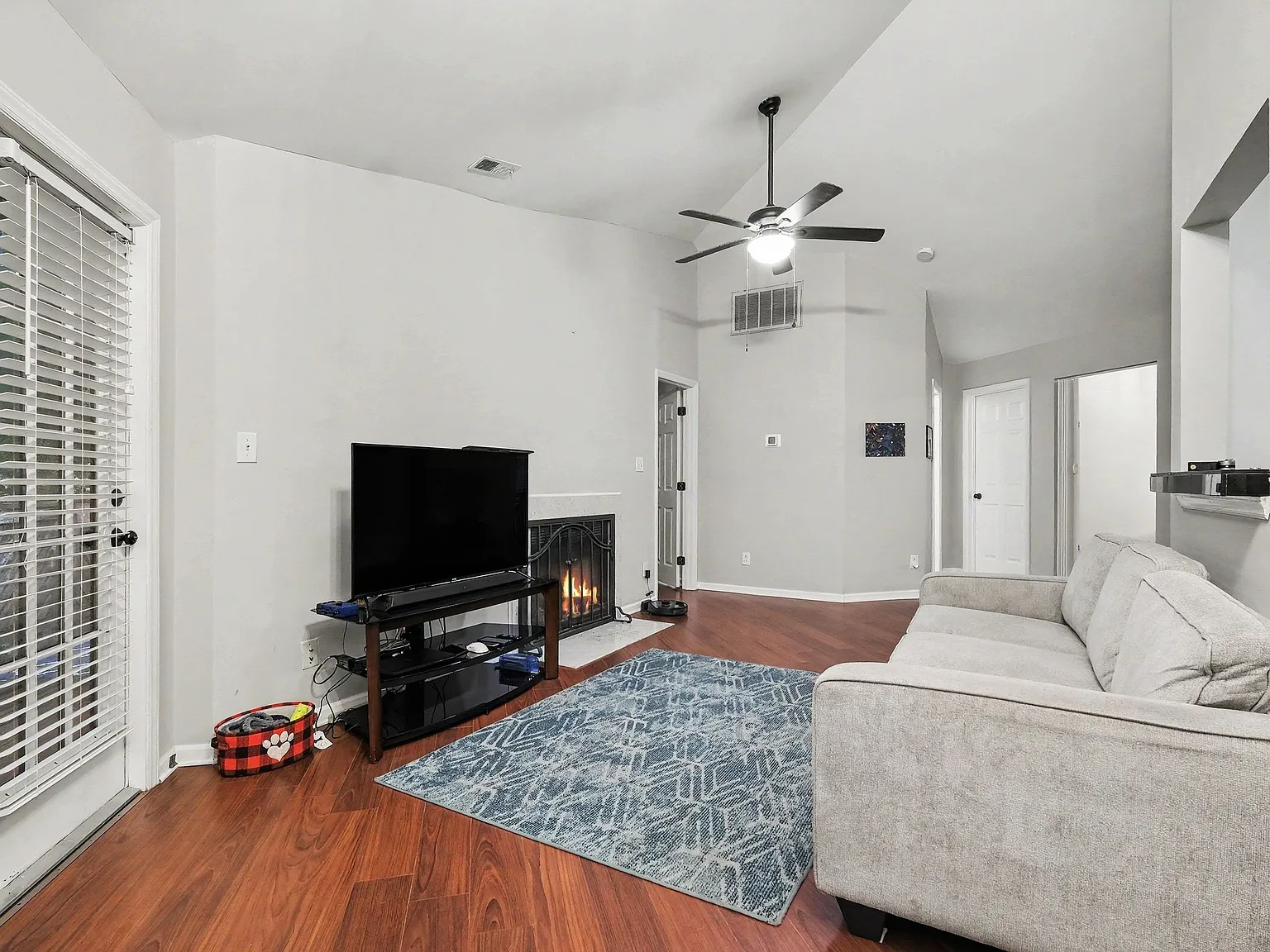 2 bed, 914 sqft, $1,650 — Photo 3