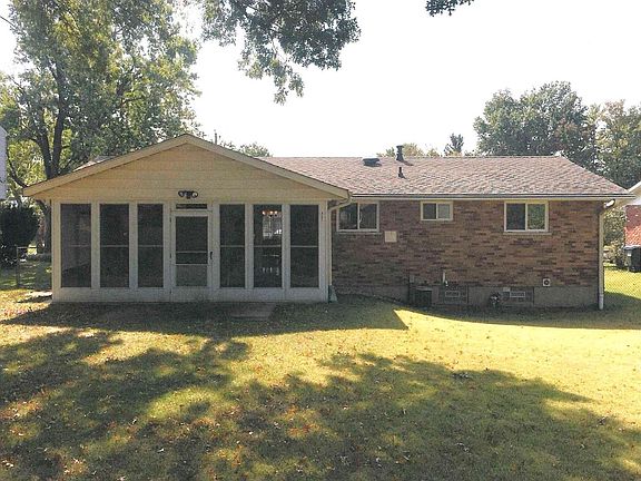 2nd image of 2484 Grosvenor Dr