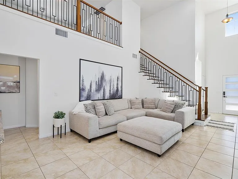 10308 Hatton Ln — Photo 4