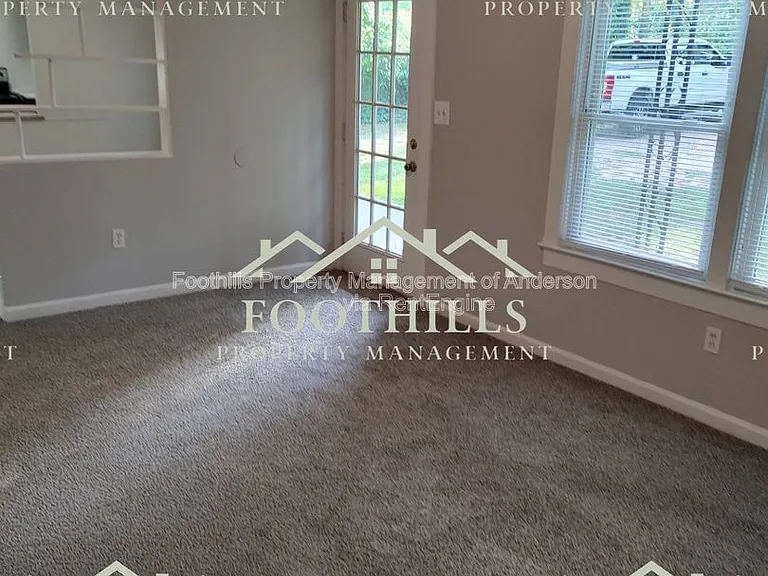 1302 Robbins Dr — Photo 2
