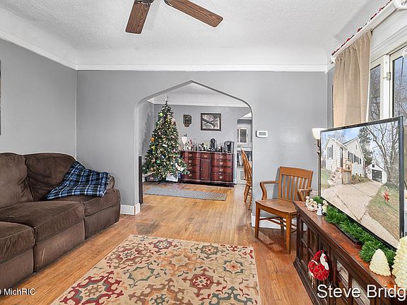3rd image of 3850 Loraine Ave SW