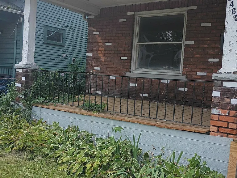 2465 Lawton Ave — Photo 2