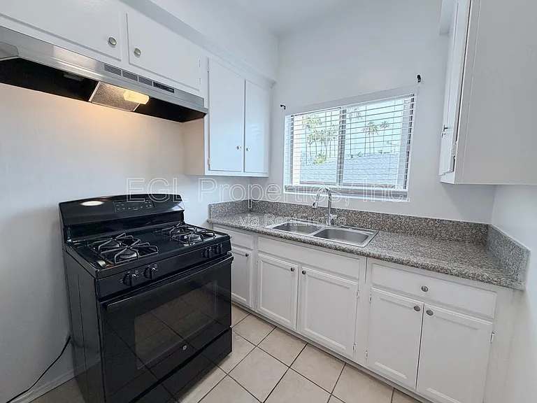 1006 N Orange Grove Ave #7 — Photo 6