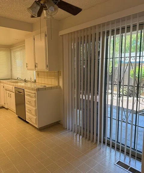 405 Leveland Ln — Photo 5