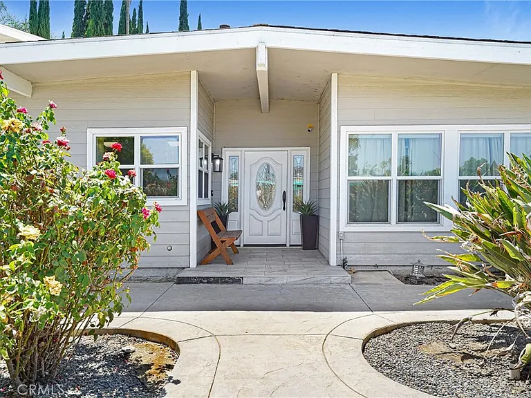 22450 Collins St — Photo 4