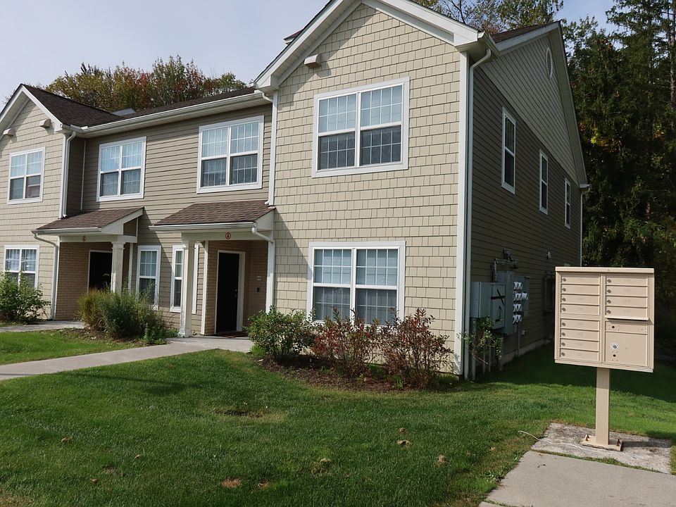 Well manicured, Private end unit, townhouse style apartment