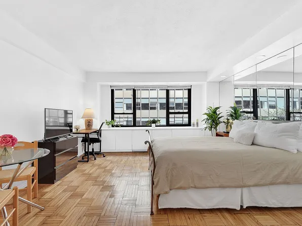 210 E 47th St APT 3G, New York, NY 10017
