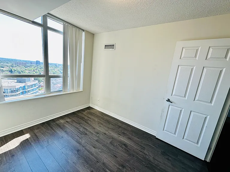 3880 Duke Of York Blvd — Photo 7