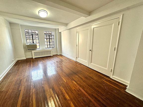 5th image of 320 E 42nd St #11007