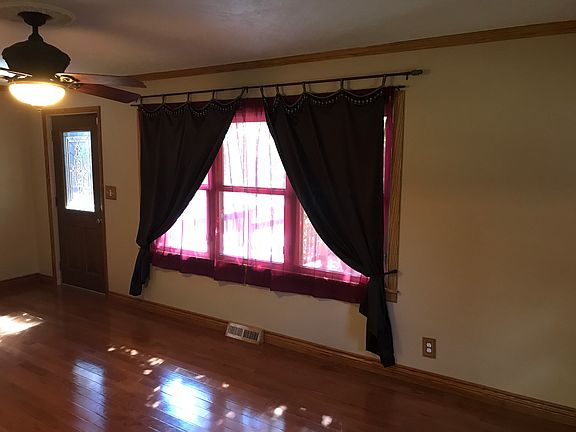UPSTAIRS LIVINGROOM
