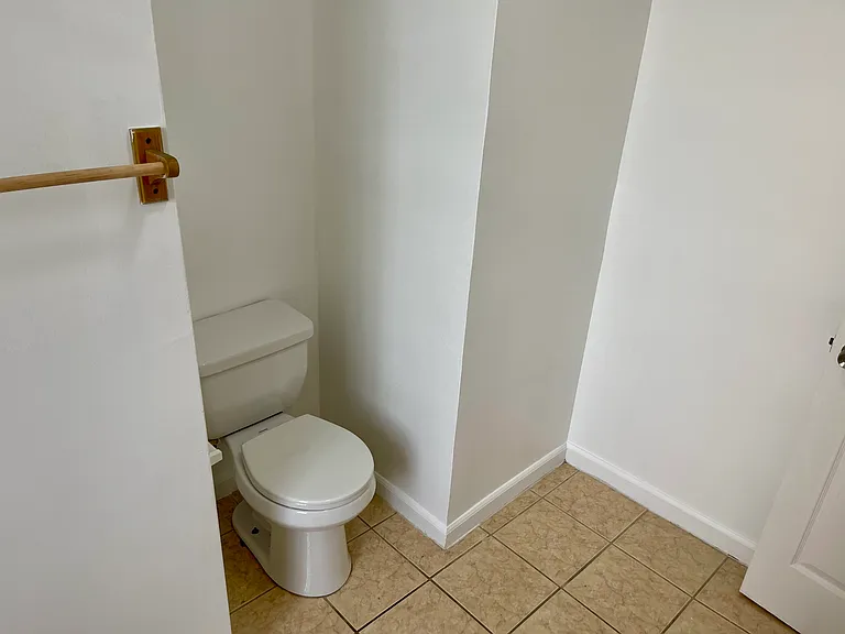 Hampton Court Apartments — Photo 17