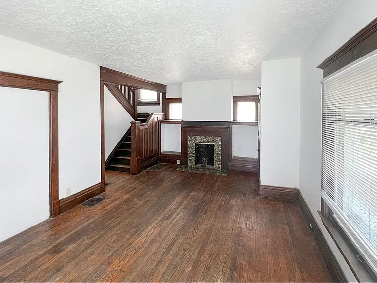 832 Oak St — Photo 3