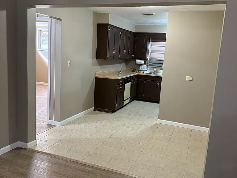 125 Hurt Ave W — Photo 3