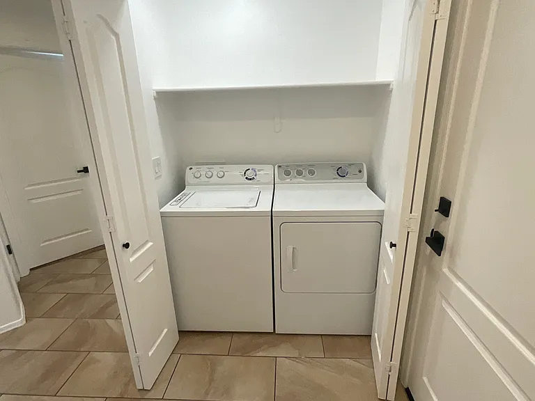 Washer/dryer included