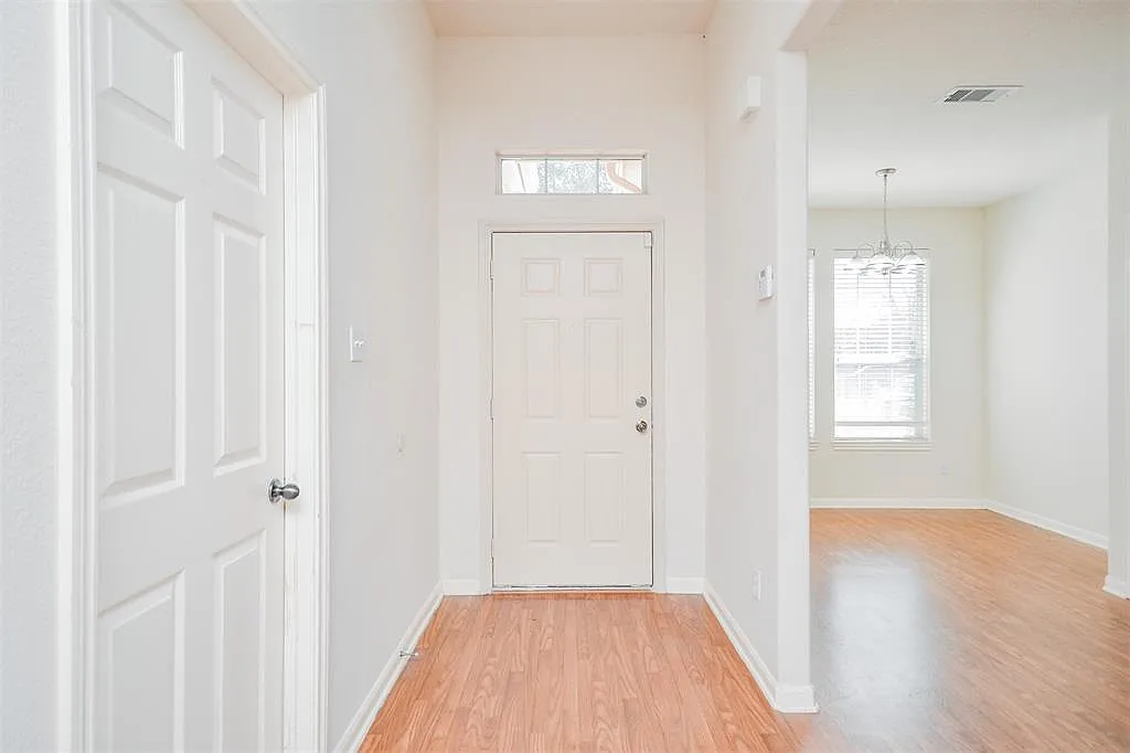 4 bed, 2.5 bath, 2112 sqft, $1,950 — Photo 2