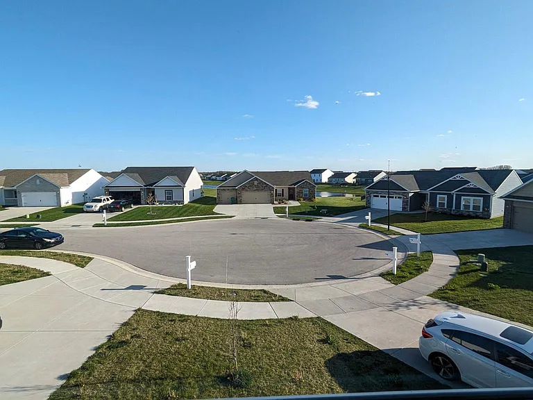 1118 Kingrail Dr — Photo 2