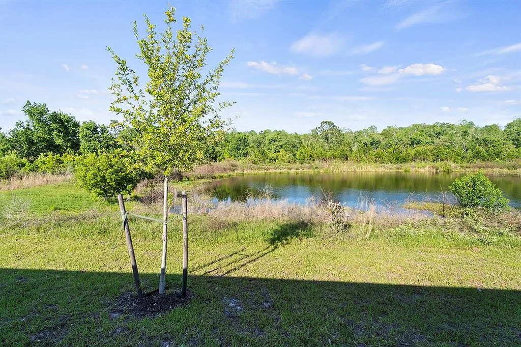 4 bed, 3.0 bath, 2400 sqft, $2,575 — Photo 2
