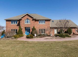 8301 Southern Hills Ct, Dubuque, IA 52003