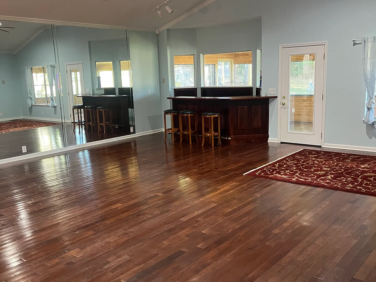 3 bed, 2.5 bath, 3585 sqft, $3,400 — Photo 2