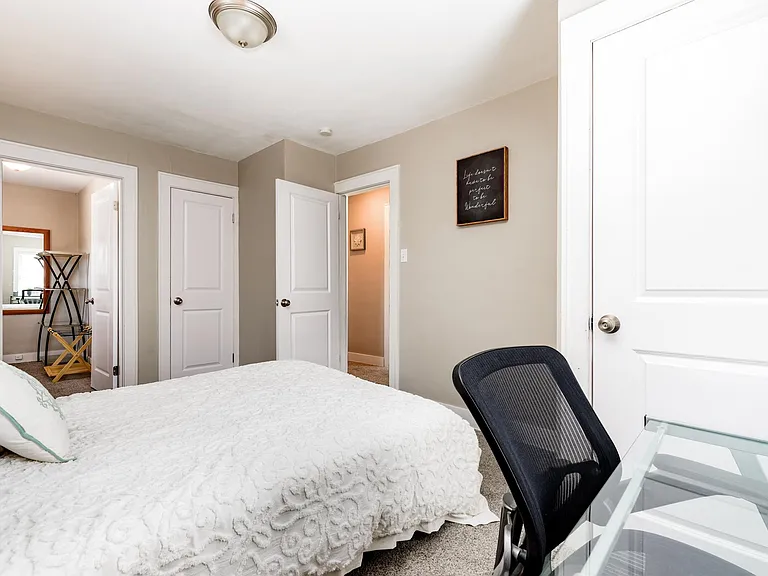 1509 W Clark St — Photo 30