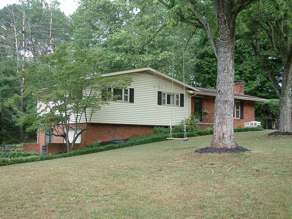 Large front yard on quiet cul-de-sac.
