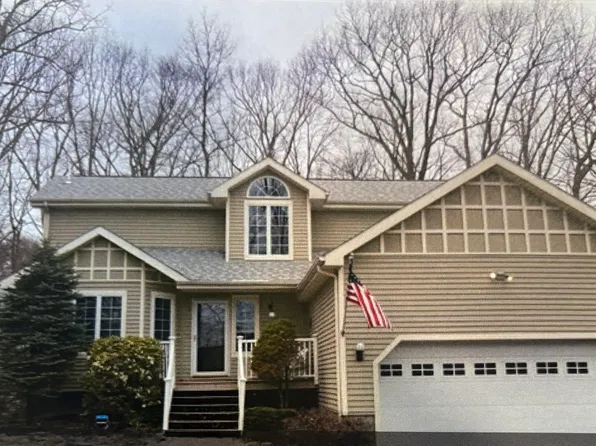 138 Eastwood Dr, Greentown, PA 18426