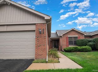 7252 Huntcliff, West Bloomfield, MI 48322