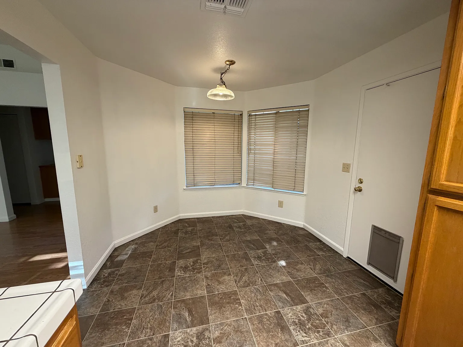 3 bed, 1286 sqft, $2,300 — Photo 4