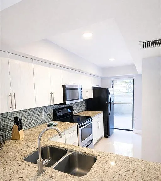 11596 NW 45th St — Photo 18