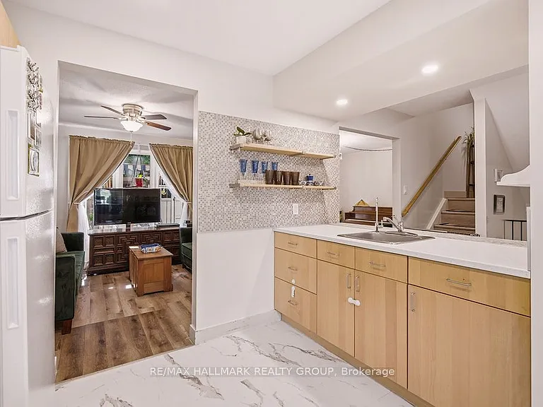 67 Grady Cres — Photo 9
