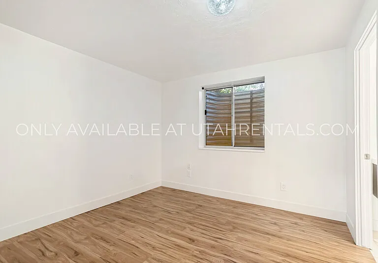 960 N Eastview Dr — Photo 24