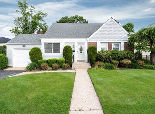 13 Jarvis Ave, Syosset, NY 11791