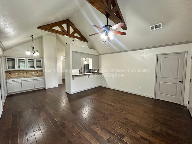 4802 S 28th St — Photo 3
