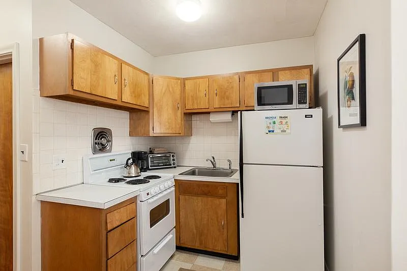 Studio, 400 sqft, $3,150 — Photo 4