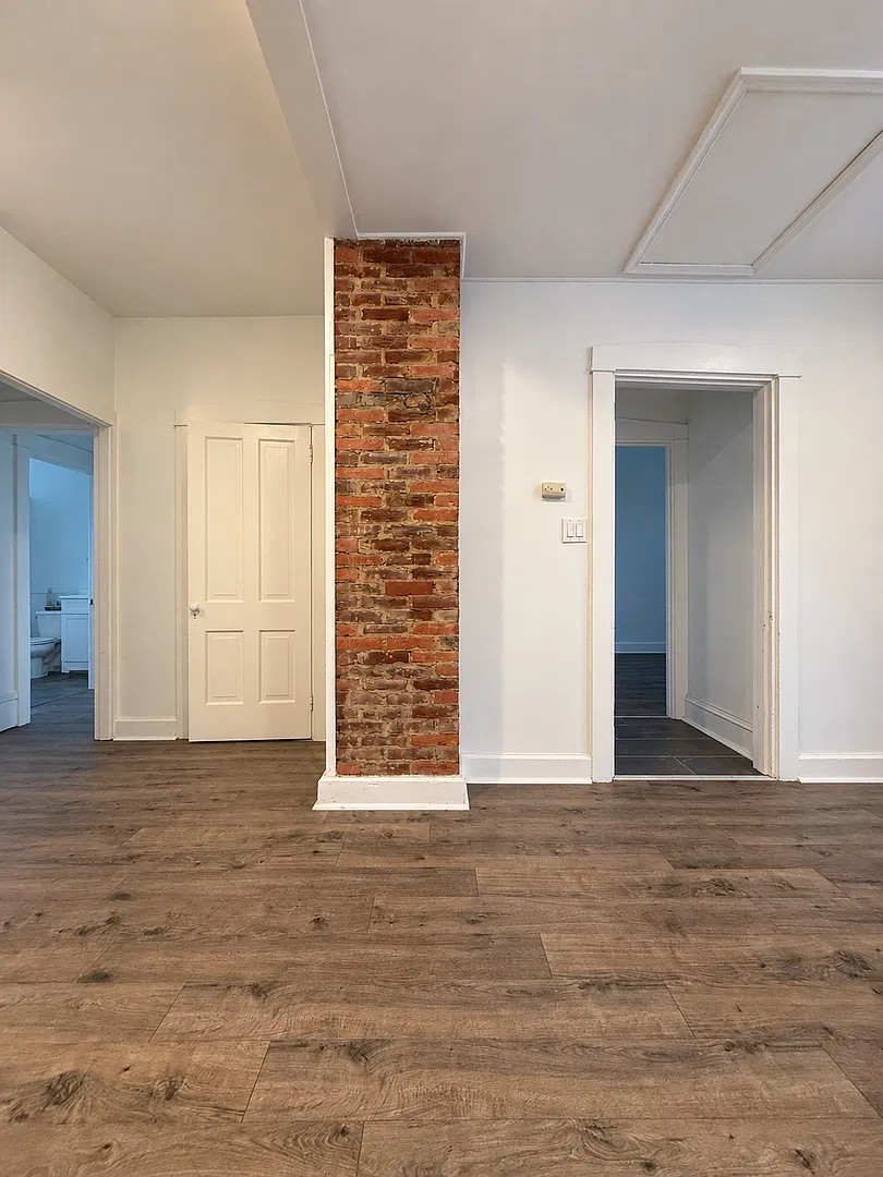 322 W James St — Photo 2