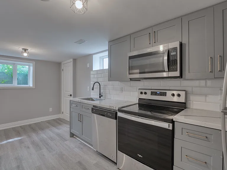 668 Frank St #A — Photo 9