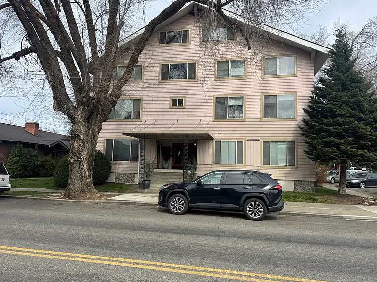Third Avenue Apartments — Photo 23
