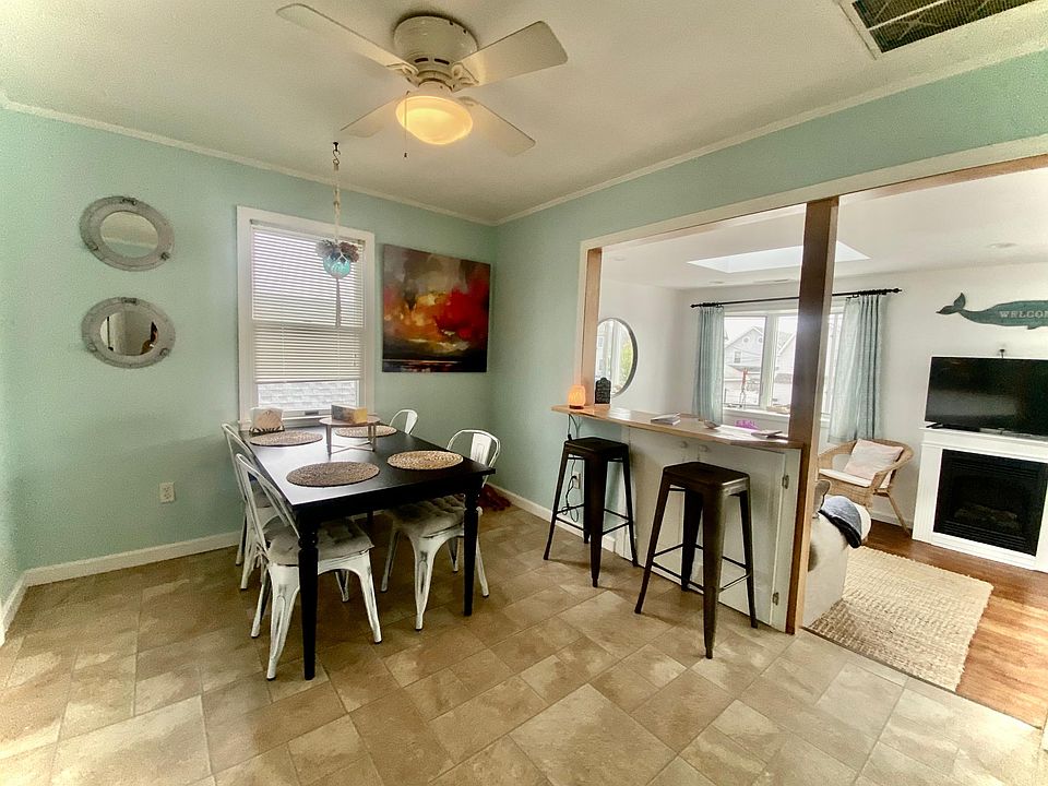 Plenty of room for dining, breakfast?work bar, wifi