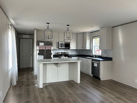 4th image of 413 Silver Sand Dr