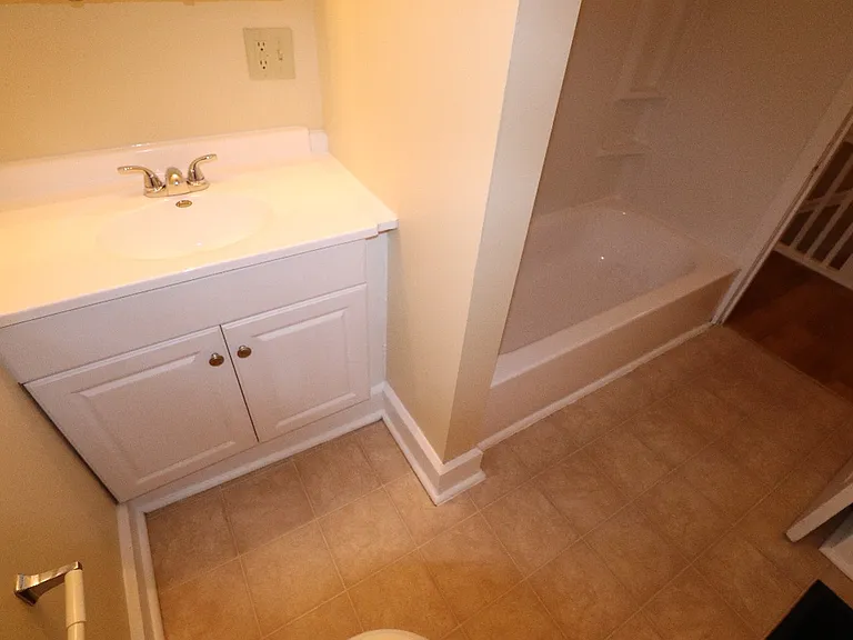 Well-maintained Double with Small Yard — Photo 18