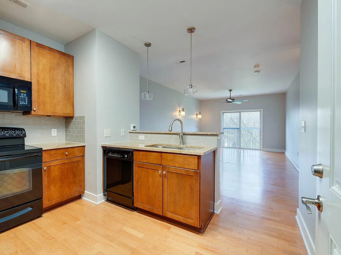 Beautifully updated and clean top floor studio minutes from uptown and historic Wesley Heights ne... — Photo 4